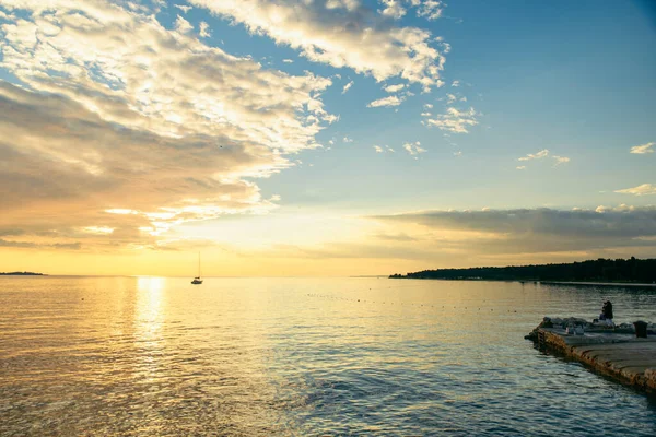 Gün batımındaki yelkenli manzarası. Yaz tatili. Boşluğu kopyala