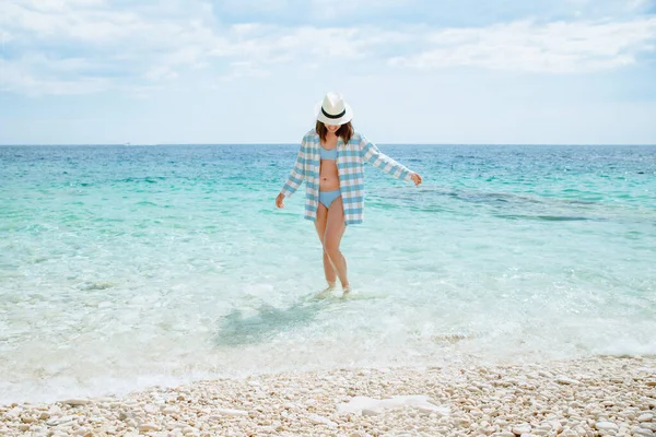 Mulher Camisa Azul Verificado Andando Pela Praia Mar Férias Verão — Fotografia de Stock
