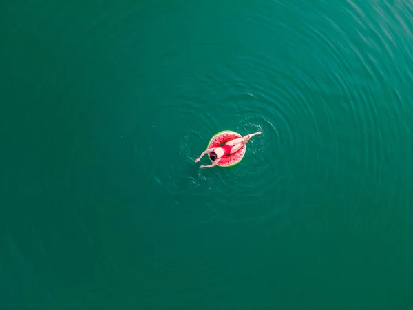 Jong Gelukkig Vrouw Drijven Blauw Azuurblauw Water Opblaasbare Ring Cirkel — Stockfoto