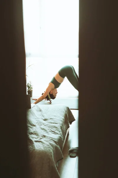 Frau Macht Yoga Hause Der Nähe Großen Fensters Gesunden Lebensstil — Stockfoto