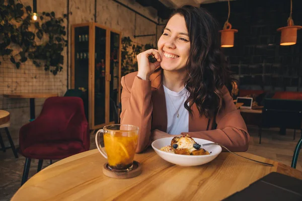 Mujer Sonriente Freelancer Cafetería Con Espacio Copia Portátil —  Fotos de Stock