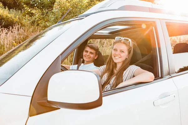 Junge Frau Steuer Sommer Roadtrip — Stockfoto