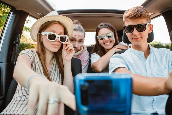 Quattro Amici Nella Navigazione Auto Telefono Viaggio Strada — Foto Stock