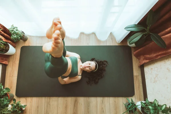 女人在家里大窗户旁边做瑜伽 过着健康的生活 — 图库照片