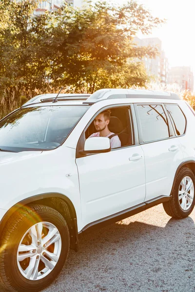 Joven Hombre Guapo Seguro Conducir Coche Viaje Por Carretera — Foto de Stock