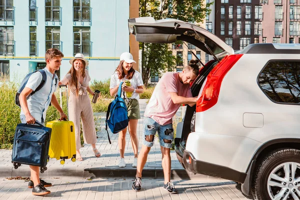 Amigos Carregam Porta Malas Carro Com Bagagem Verão Viagem Férias — Fotografia de Stock