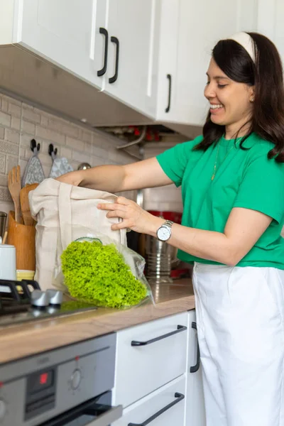 Mulher Desmonta Compras Casa Cozinha Dona Casa Conceito — Fotografia de Stock