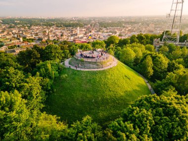 Lviv gözlem masasının hava görüntüsü, yaz mevsiminde eski şehir merkezi seyahat kavramının açılışını yapıyor.