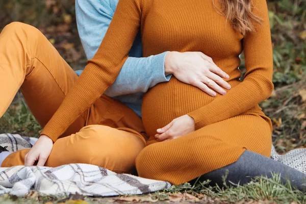 Pareja Esperando Bebé Embarazada Vientre Cerca —  Fotos de Stock