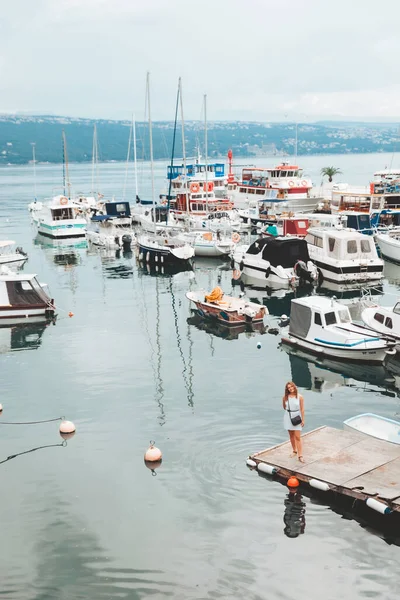 克罗地亚奥帕蒂亚 2019年6月4日 妇女在船坞与船和游艇的背景暑假 — 图库照片