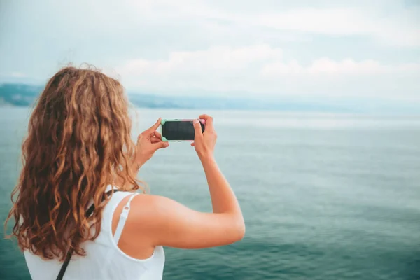 Woman Taking Picture Sea Phone Copy Space — Stock Photo, Image