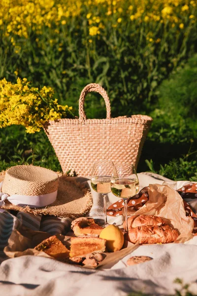 Piknikový Koncept Sklenice Vínové Housky Venku Dece Léto — Stock fotografie