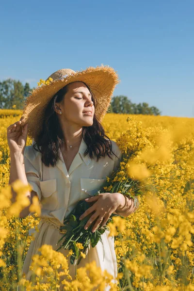 Belle Femme Debout Dans Champ Colza Été — Photo