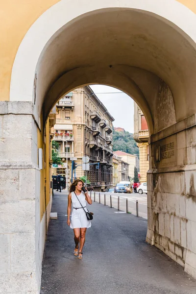 Donna Turista Piedi Rijeka Città Strada Vacanza Estiva — Foto Stock