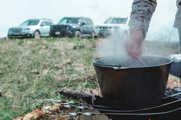 Widok Trzech Samochodów Suv Szczycie Gór Gotowanie Zupy Ogniu Koncepcja — Zdjęcie stockowe