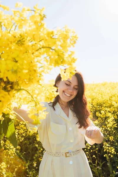 Belle Femme Debout Dans Champ Colza Été — Photo