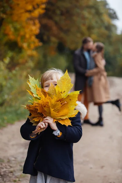 Vater Tochter Und Schwangere Mutter Spazieren Durch Herbstpark Junge Glückliche — Stockfoto
