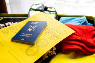 Ukraynalı pasaport aşısı. Çantalarda yaz seyahatine hazır eşyalar var.