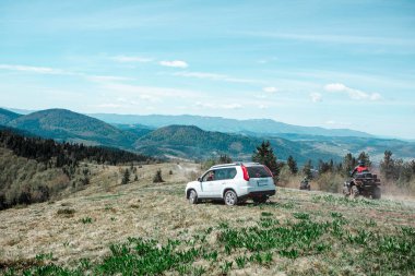 Dağlardaki yol kenarında güneşli bir yaz günü. Boşluğu kopyala