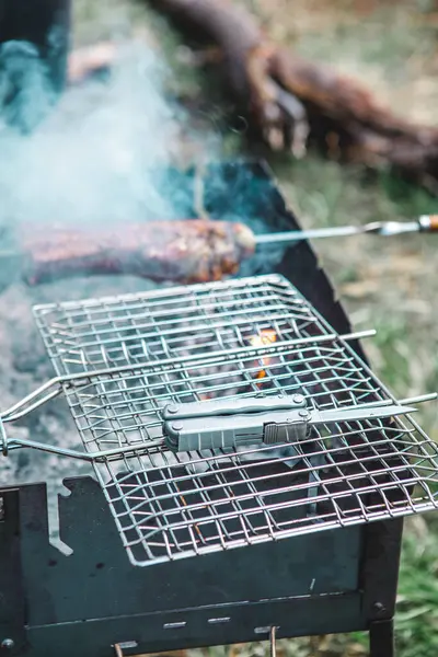 Fleisch Lagerfeuer Aus Nächster Nähe Zubereiten Campingkonzept — Stockfoto