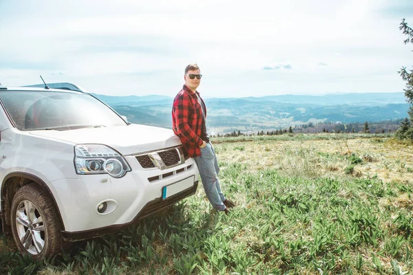 Hombre Pie Cerca Coche Todoterreno Cima Montaña Espacio Copia Día — Foto de Stock