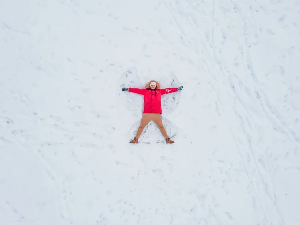 Vista Dall Alto Dell Uomo Facendo Neve Angelo Copia Spazio — Foto Stock