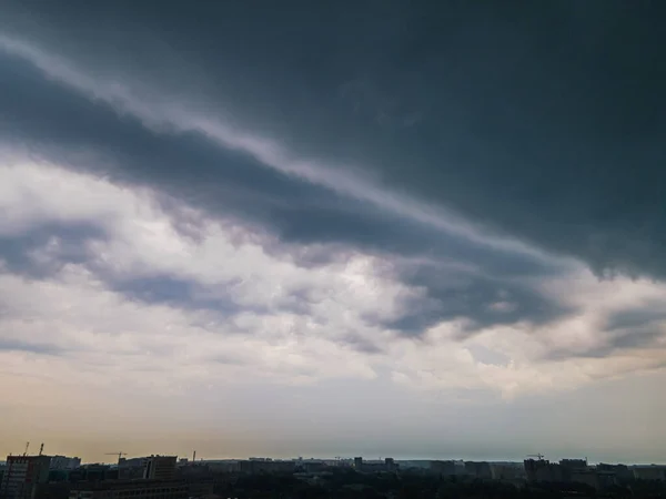 Gewitterwolken Über Der Stadt — Stockfoto
