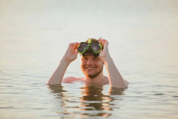 Uomo Con Maschera Snorkeling Acqua Tramonto Vicino — Foto Stock