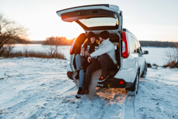 Casal Perto Carro Pôr Sol Inverno Copiar Espaço Fora Foco — Fotografia de Stock