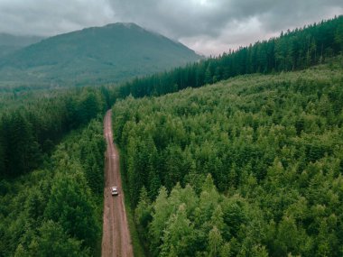 Karpatya dağlarının hava manzarası bulutlu hava aracı patika yolda fotokopi alanı