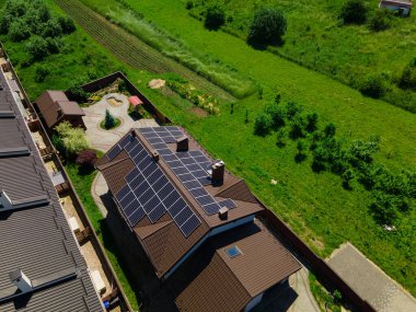 Güneş panelleri olan ev inşaatının havadan görünüşü temiz enerji elektriği