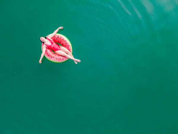 Молодая Счастливая Женщина Плавает Голубой Лазурной Воде Надувном Кольце Круга — стоковое фото