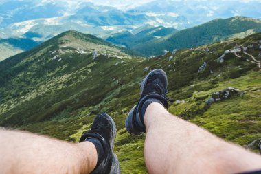 Bacaklar zirvenin tepesinde. En üstte. Boşluğu kopyala