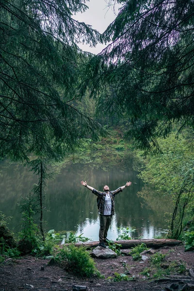 Silny Człowiek Turysta Patrząc Góry Jezioro Podróży Koncepcja Przestrzeni Skopiować — Zdjęcie stockowe