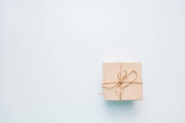 El işi kağıt ve kurdeleyle sarılı hediye kutusu