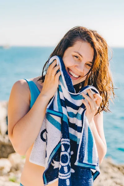 Kvinna Torkning Med Handduk Sommaren Havet Stranden Närbild — Stockfoto