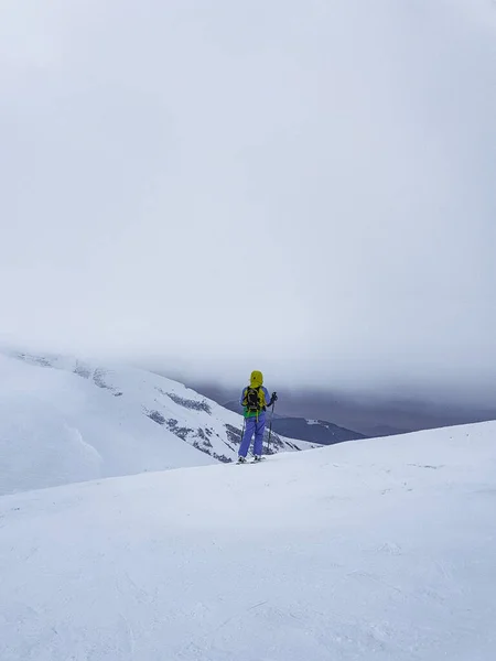 Sciatore Cima Alla Montagna Copia Spazio — Foto Stock