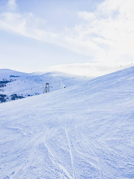 晴れた日の山の中のスキーヨークの空の景色の上に — ストック写真