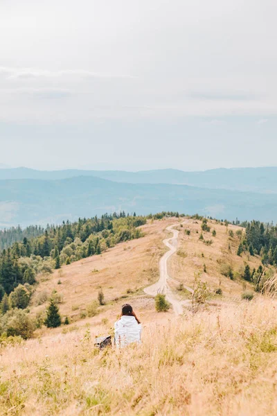 Mulher Sentada Chão Olhando Para Montanhas Conceito Caminhadas Estação Outono — Fotografia de Stock