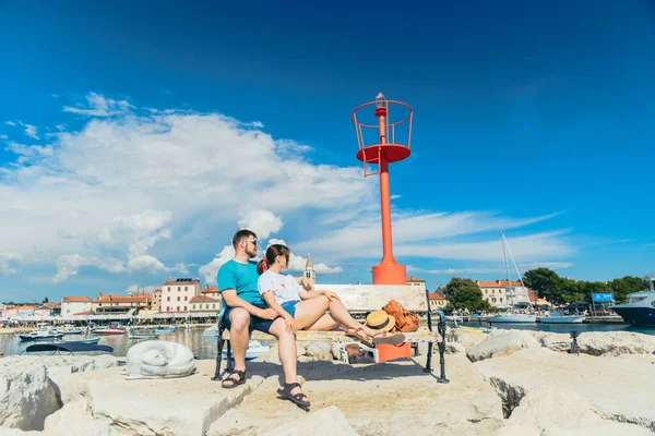 Pareja Sentada Banco Playa Ciudad Fazana Fondo Croacia —  Fotos de Stock