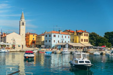 Deniz sahilinde asma köprüde yalınayak yürüyen bir kadın. yaz tatili