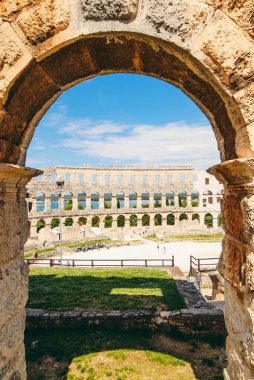 Hırvatistan 'ın Pula kentindeki kolezyum manzarası. kopyalama alanı. şehir simgesi