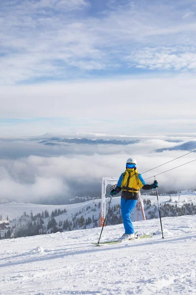 Skieuse Sur Sommet Colline Enneigée — Photo