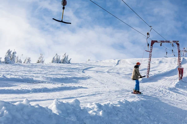 Άνθρωπος Snowboarder Χρησιμοποιώντας Ζυγό Σκι Για Πάρει Στην Κορυφή Του — Φωτογραφία Αρχείου