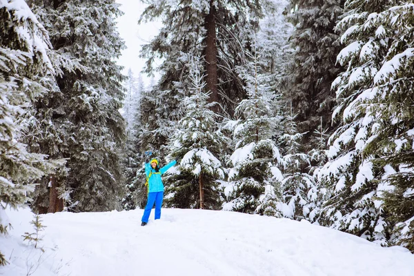 Mujer Caminando Por Bosque Nevado Disparando Espacio Copia Del Teléfono — Foto de Stock