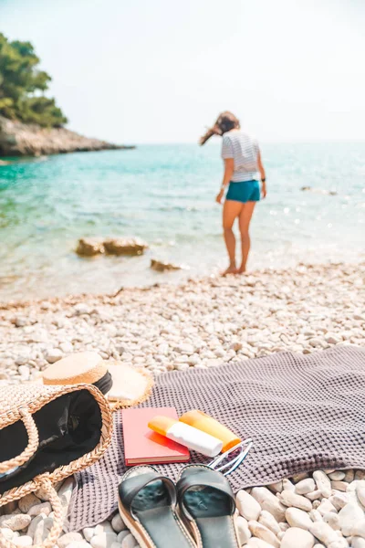 Jong Mooi Vrouw Zomer Outfit Wandelen Door Zee Deken Met — Stockfoto