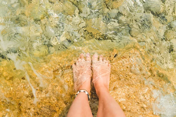 Kvinna Släpar Med Armband Promenader Vid Havet Stranden — Stockfoto