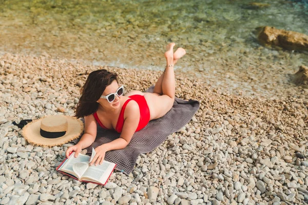 Donna Costume Bagno Rosso Posa Coperta Mare Spiaggia Lettura Libro — Foto Stock