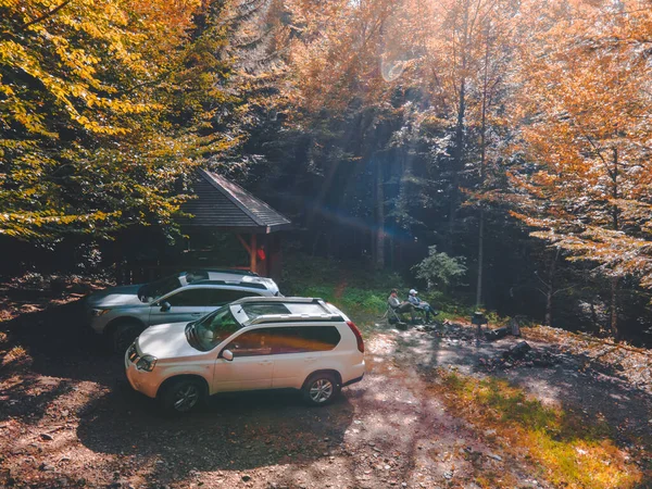 Arriba Vista Superior Del Sitio Barbacoa Bosque Dos Coches Suv — Foto de Stock