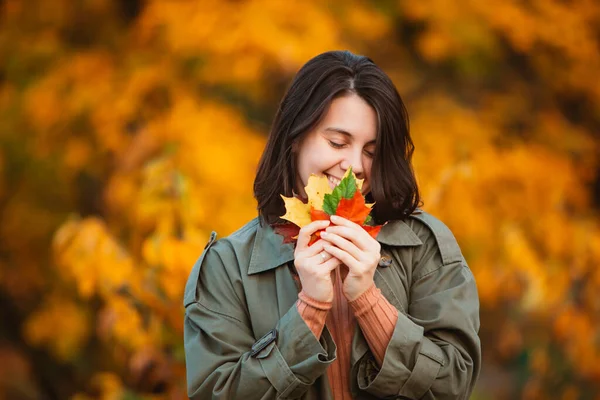 Schöne Lächelnde Frau Vor Goldenem Herbstlaub — Stockfoto